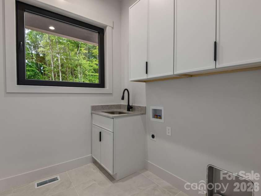 148 Reserve Way, Hendersonville, NC 28739.  MLS# CAR4384004, YatesRealty ID 25855. 