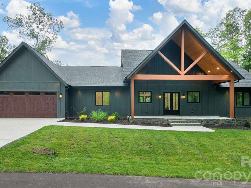 148 Reserve Way, Hendersonville, NC 28739.  MLS# CAR4384004, YatesRealty ID 25855. 