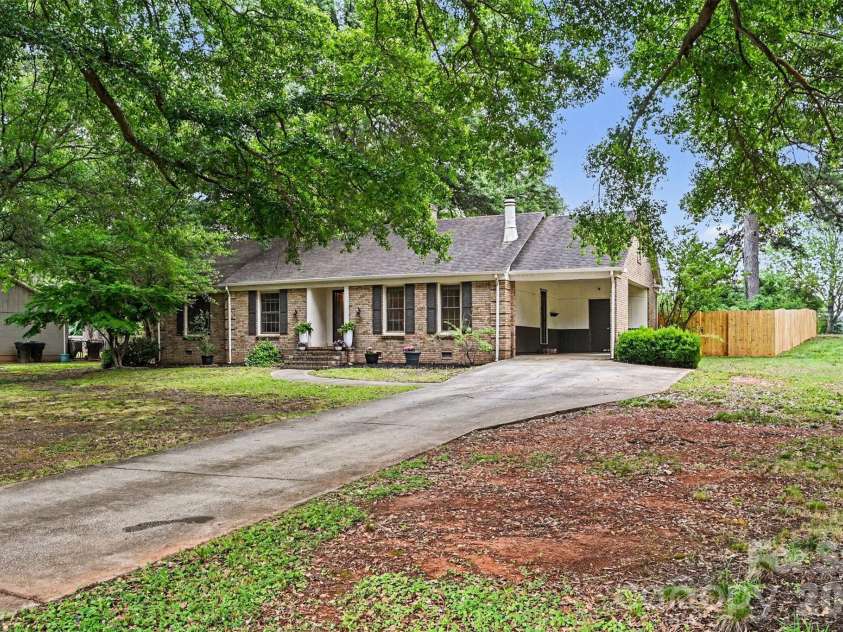 261 Sherwood Circle, Rock Hill, SC 29730.  MLS# CAR4385668, YatesRealty ID 25856. 