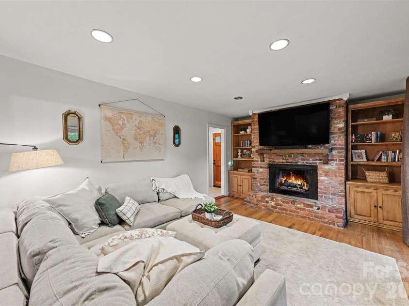 261 Sherwood Circle, Rock Hill, SC 29730.  MLS# CAR4385668, YatesRealty ID 25856. 