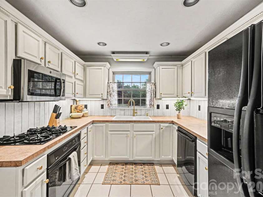 261 Sherwood Circle, Rock Hill, SC 29730.  MLS# CAR4385668, YatesRealty ID 25856. 