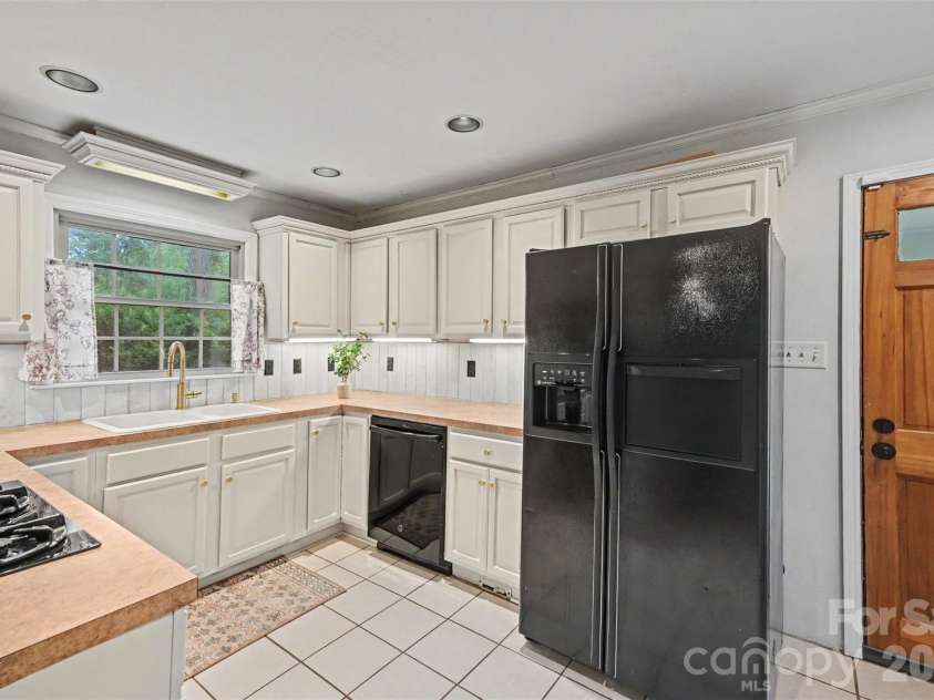261 Sherwood Circle, Rock Hill, SC 29730.  MLS# CAR4385668, YatesRealty ID 25856. 