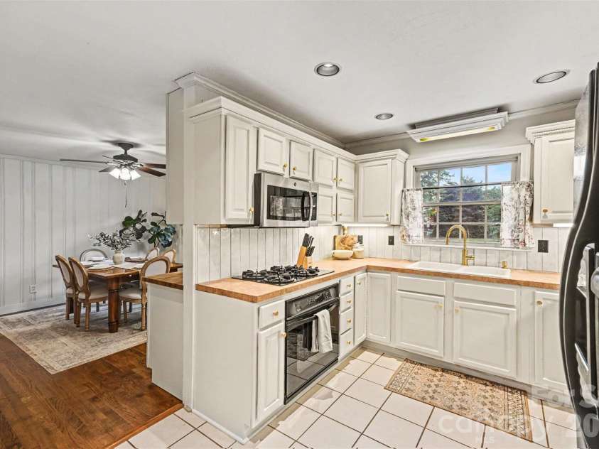 261 Sherwood Circle, Rock Hill, SC 29730.  MLS# CAR4385668, YatesRealty ID 25856. 