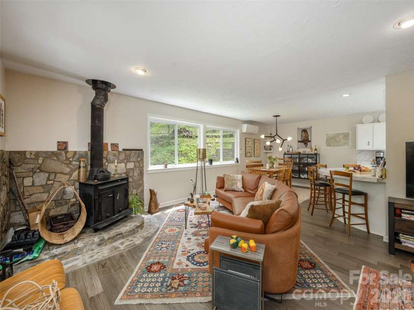 411 Patton Mountain Road, Asheville, NC 28804.  MLS# CAR4378468, YatesRealty ID 25858. 