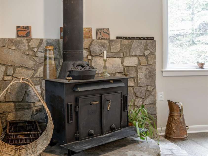 411 Patton Mountain Road, Asheville, NC 28804.  MLS# CAR4378468, YatesRealty ID 25858. 