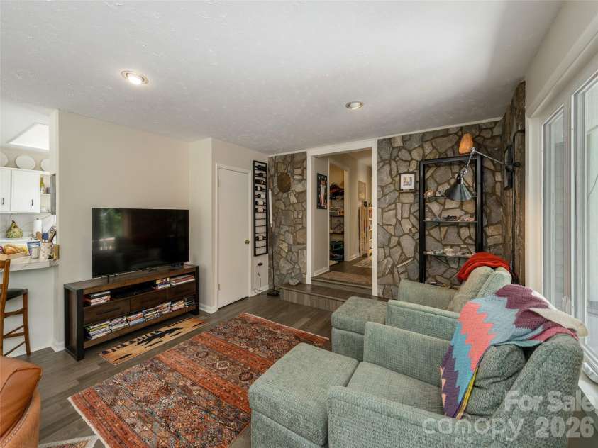 411 Patton Mountain Road, Asheville, NC 28804.  MLS# CAR4378468, YatesRealty ID 25858. 