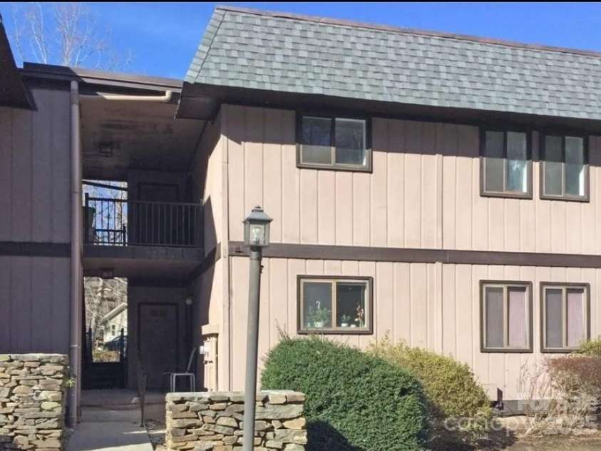 33 Lake Drive, Hendersonville, NC 28739.  MLS# CAR4327825, YatesRealty ID 2586. 