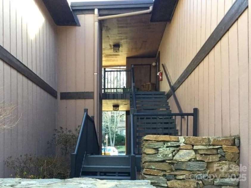 33 Lake Drive, Hendersonville, NC 28739.  MLS# CAR4327825, YatesRealty ID 2586. 