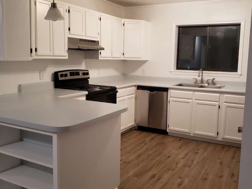 33 Lake Drive, Hendersonville, NC 28739.  MLS# CAR4327825, YatesRealty ID 2586. 