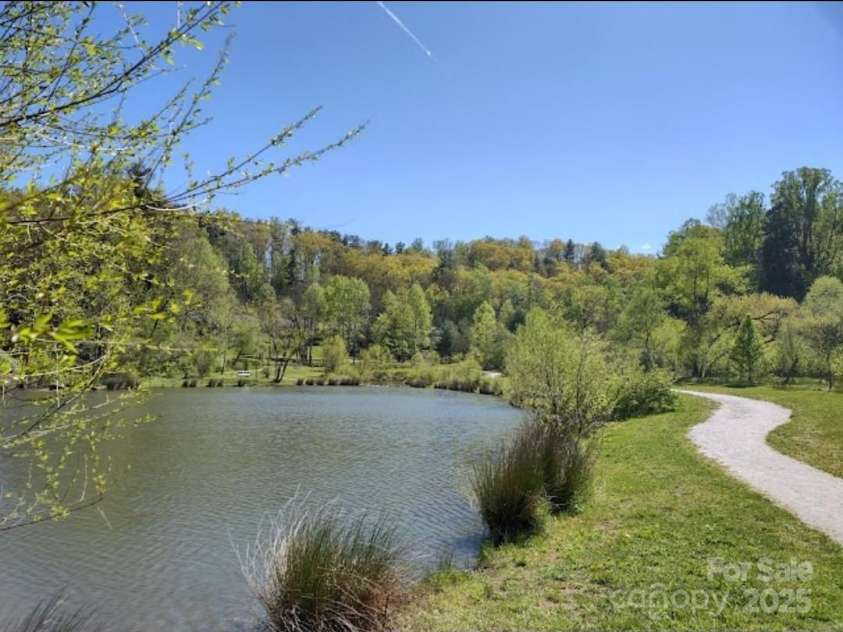 33 Lake Drive, Hendersonville, NC 28739.  MLS# CAR4327825, YatesRealty ID 2586. 