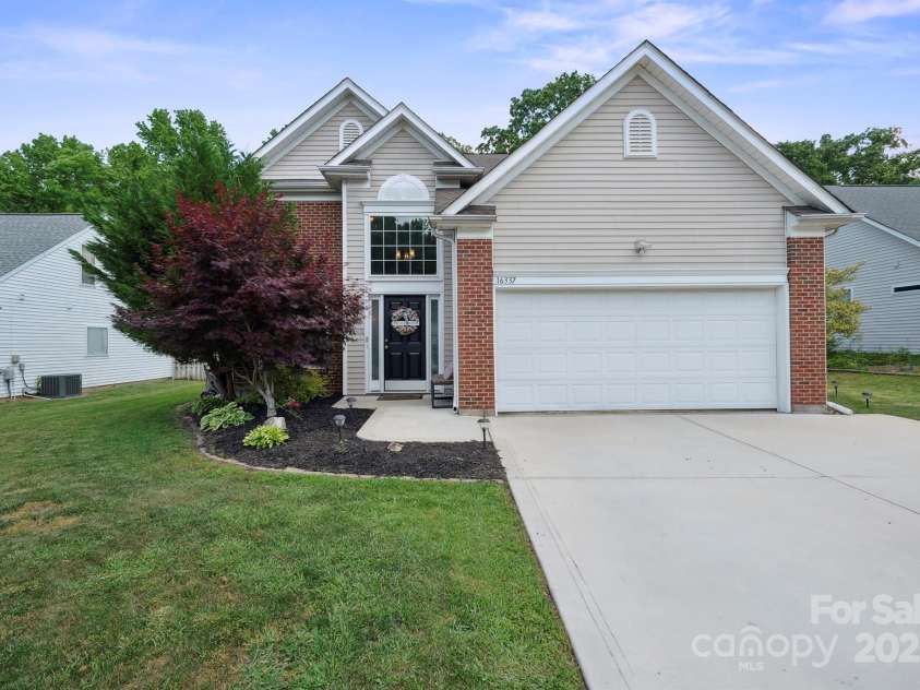 16337 Greybriar Forest Lane, Charlotte, NC 28278.  MLS# CAR4321369, YatesRealty ID 25862. 