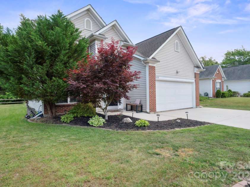 16337 Greybriar Forest Lane, Charlotte, NC 28278.  MLS# CAR4321369, YatesRealty ID 25862. 