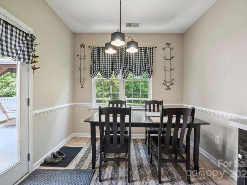 16337 Greybriar Forest Lane, Charlotte, NC 28278.  MLS# CAR4321369, YatesRealty ID 25862. Dinning area/door to back patio