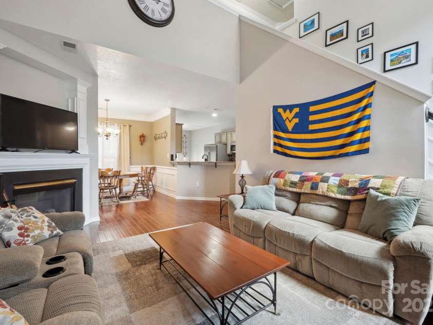 16337 Greybriar Forest Lane, Charlotte, NC 28278.  MLS# CAR4321369, YatesRealty ID 25862. Family room