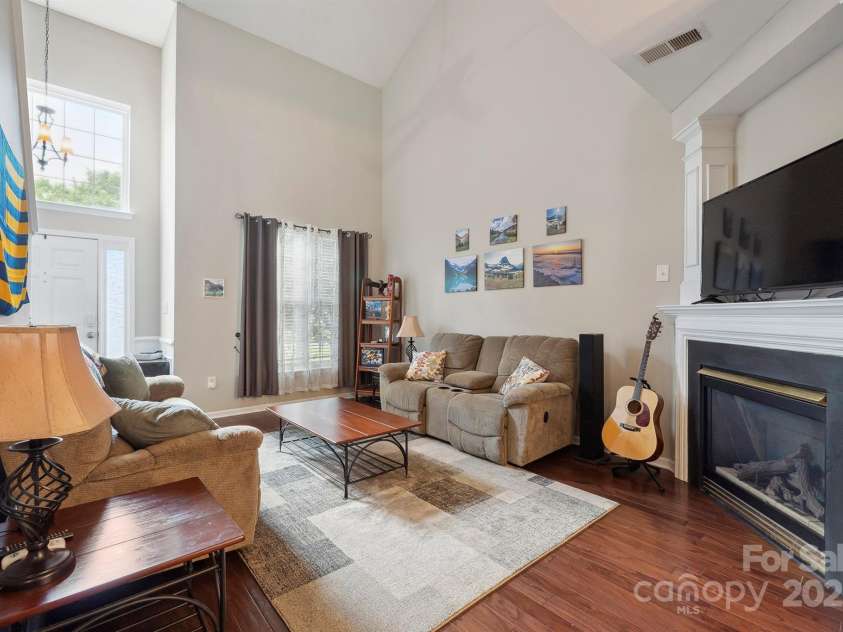 16337 Greybriar Forest Lane, Charlotte, NC 28278.  MLS# CAR4321369, YatesRealty ID 25862. Family room