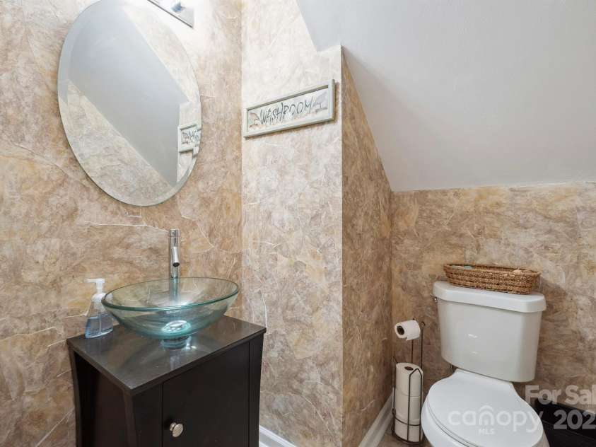 16337 Greybriar Forest Lane, Charlotte, NC 28278.  MLS# CAR4321369, YatesRealty ID 25862. Half bath main floor