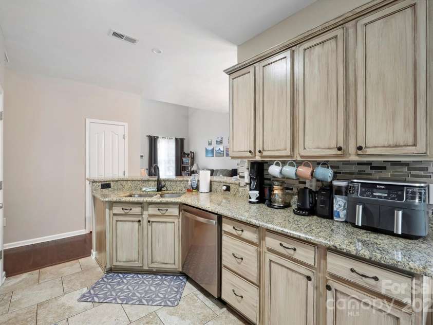 16337 Greybriar Forest Lane, Charlotte, NC 28278.  MLS# CAR4321369, YatesRealty ID 25862. Kitchen
