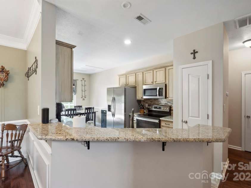 16337 Greybriar Forest Lane, Charlotte, NC 28278.  MLS# CAR4321369, YatesRealty ID 25862. Kitchen entrance