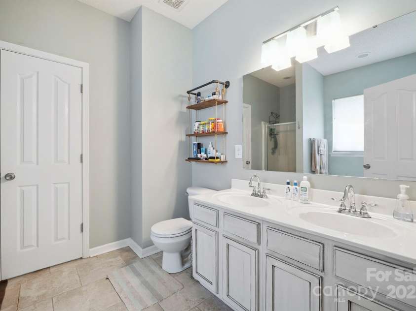 16337 Greybriar Forest Lane, Charlotte, NC 28278.  MLS# CAR4321369, YatesRealty ID 25862. Primary bathroom