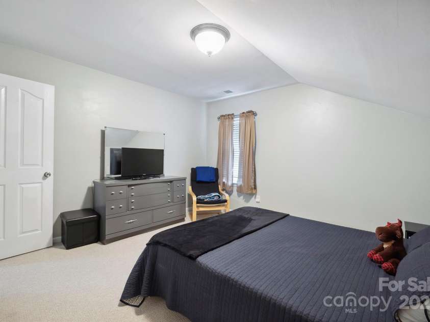 16337 Greybriar Forest Lane, Charlotte, NC 28278.  MLS# CAR4321369, YatesRealty ID 25862. Upstairs bedroom
