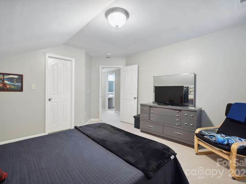 16337 Greybriar Forest Lane, Charlotte, NC 28278.  MLS# CAR4321369, YatesRealty ID 25862. Upstairs beedroom