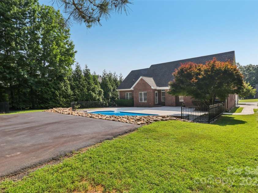 2411 Stoney Run Drive, Oakboro, NC 28129.  MLS# CAR4275000, YatesRealty ID 25863. 