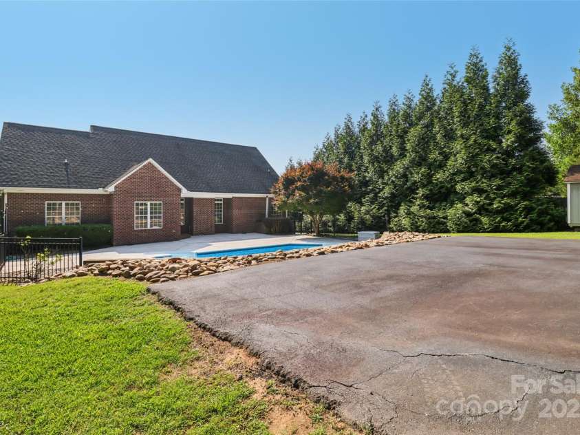 2411 Stoney Run Drive, Oakboro, NC 28129.  MLS# CAR4275000, YatesRealty ID 25863. 
