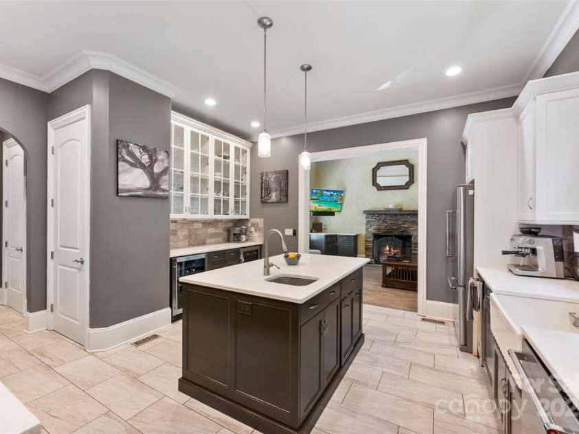 10007 Hillspring Drive, Huntersville, NC 28078.  MLS# CAR4272682, YatesRealty ID 25864. Beautifully designed custom kitchen with Quartz surfaces