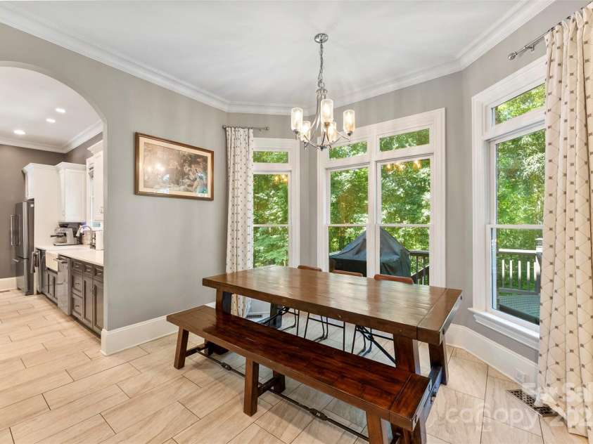 10007 Hillspring Drive, Huntersville, NC 28078.  MLS# CAR4272682, YatesRealty ID 25864. Bright and spacious breakfast bay with panoramic windows for serene morning views