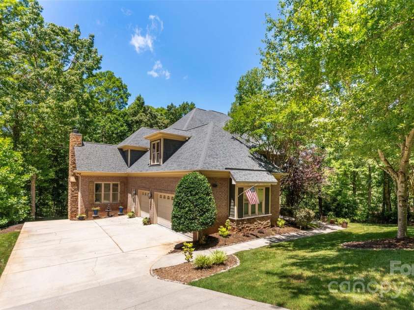 10007 Hillspring Drive, Huntersville, NC 28078.  MLS# CAR4272682, YatesRealty ID 25864. Home with oversized 3 c