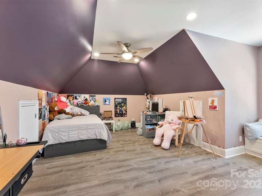 10007 Hillspring Drive, Huntersville, NC 28078.  MLS# CAR4272682, YatesRealty ID 25864. Inviting guest bedroom featuring a private ensuite bath, walk-in closet, and a cozy window seat