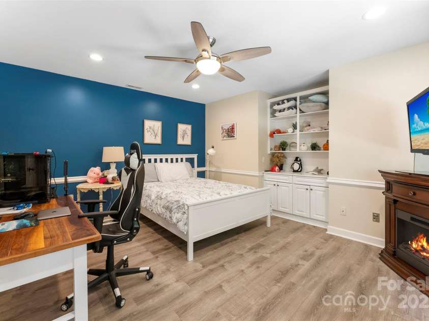 10007 Hillspring Drive, Huntersville, NC 28078.  MLS# CAR4272682, YatesRealty ID 25864. Lower-level secondary primary suite featuring its own private entrance for independent living