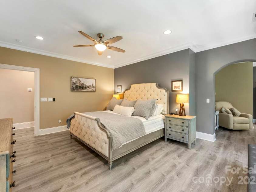 10007 Hillspring Drive, Huntersville, NC 28078.  MLS# CAR4272682, YatesRealty ID 25864. Primary retreat boasts a charming bay sitting area