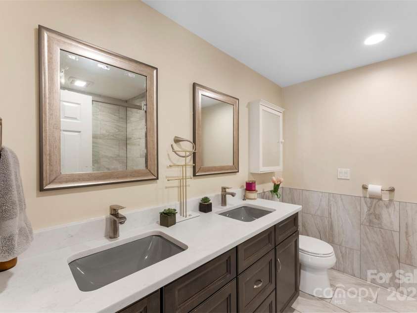 10007 Hillspring Drive, Huntersville, NC 28078.  MLS# CAR4272682, YatesRealty ID 25864. Spacious second primary ensuite on the lower level