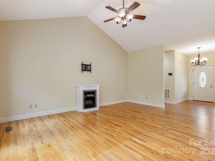 178 Crystal Heights Drive, Hendersonville, NC 28739.  MLS# CAR4267649, YatesRealty ID 25865. 