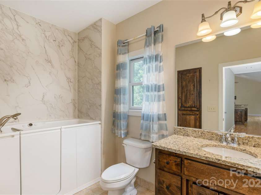 178 Crystal Heights Drive, Hendersonville, NC 28739.  MLS# CAR4267649, YatesRealty ID 25865. Hall bath - walk in tub