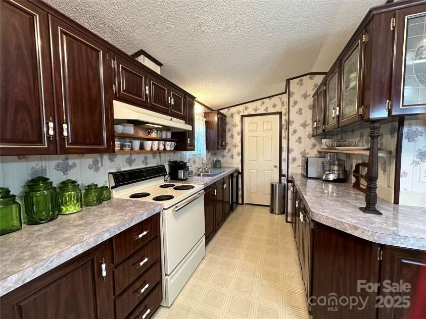 572 Blue Ridge Gem Stone Road, Spruce Pine, NC 28777.  MLS# CAR4279769, YatesRealty ID 25866. 