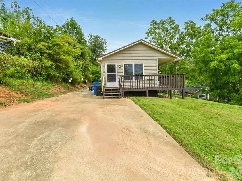 110 West Lane, Brevard, NC 28712.  MLS# CAR4336344, YatesRealty ID 2587. 
