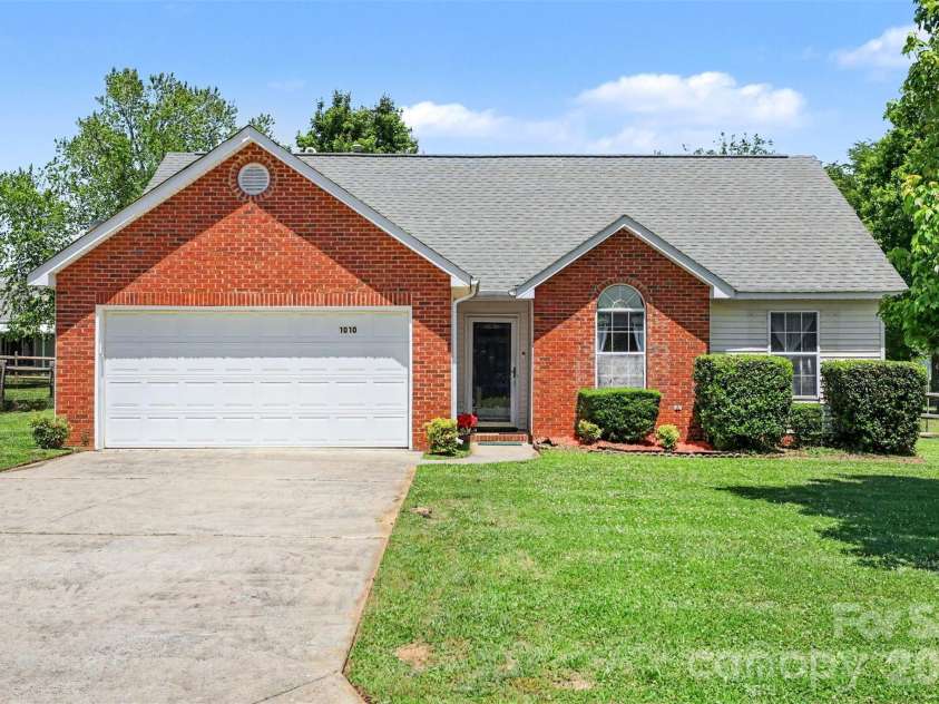 1010 Ridgefield Circle, Indian Trail, NC 28079.  MLS# CAR4385129, YatesRealty ID 25870. 