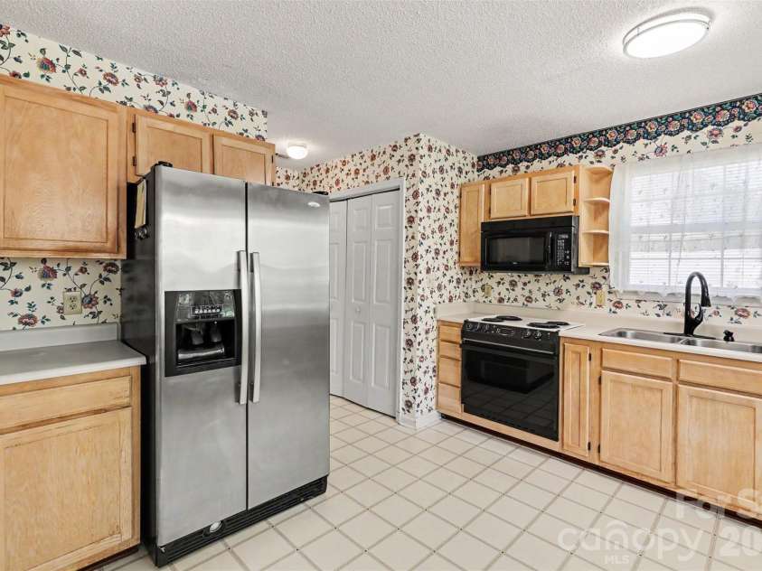 1010 Ridgefield Circle, Indian Trail, NC 28079.  MLS# CAR4385129, YatesRealty ID 25870. 