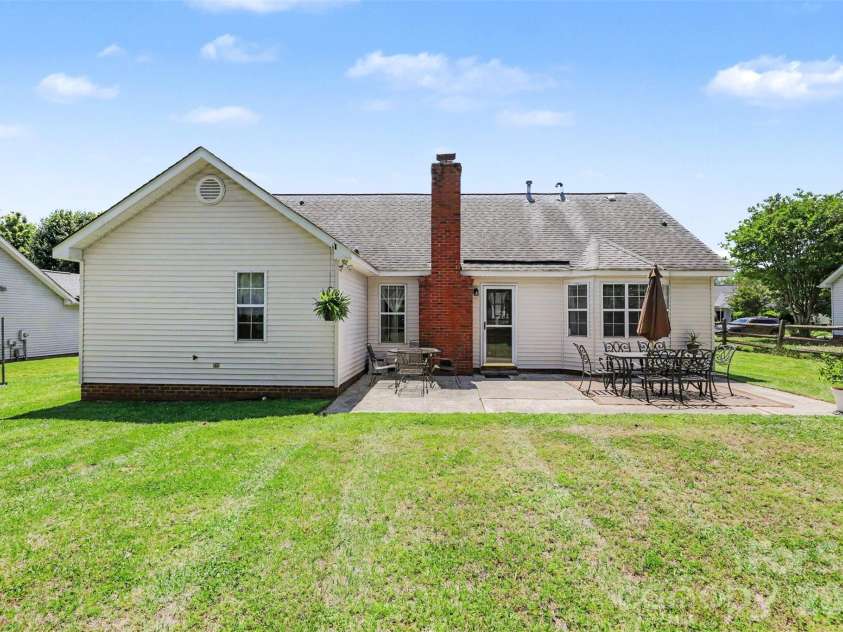 1010 Ridgefield Circle, Indian Trail, NC 28079.  MLS# CAR4385129, YatesRealty ID 25870. 