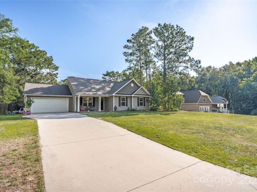 1284 Sand Oak Drive, Lugoff, SC 29078.  MLS# CAR4275028, YatesRealty ID 25870. 