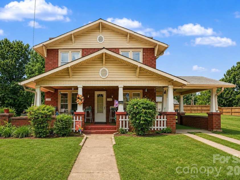 1302 Wilson W Lee Boulevard, Statesville, NC 28677.  MLS# CAR4387292, YatesRealty ID 25871. 