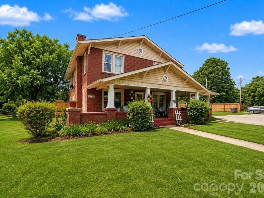 1302 Wilson W Lee Boulevard, Statesville, NC 28677.  MLS# CAR4387292, YatesRealty ID 25871. 
