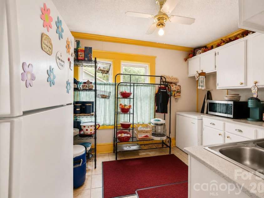 1302 Wilson W Lee Boulevard, Statesville, NC 28677.  MLS# CAR4387292, YatesRealty ID 25871. 