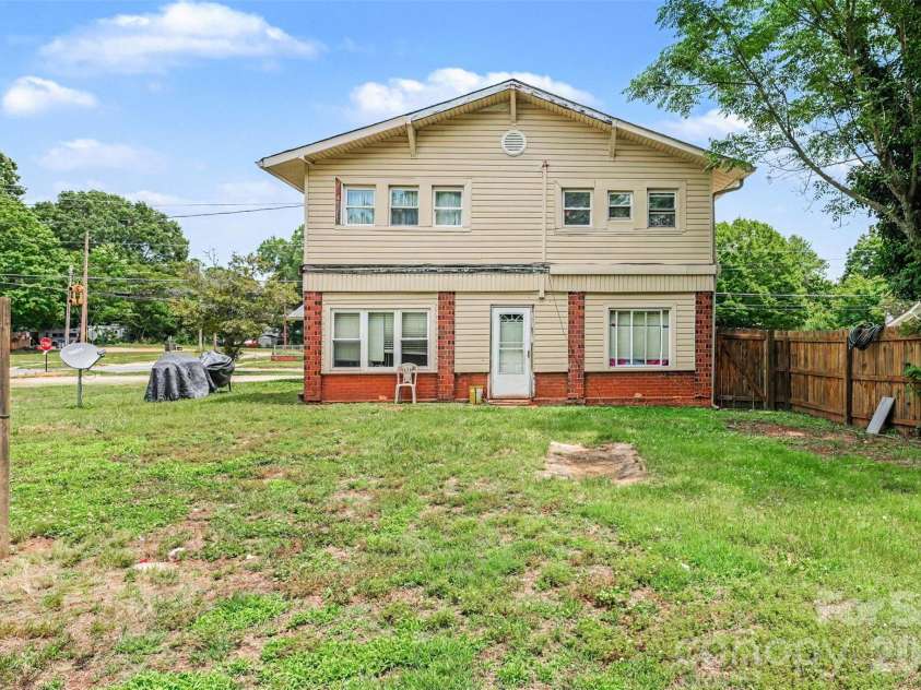 1302 Wilson W Lee Boulevard, Statesville, NC 28677.  MLS# CAR4387292, YatesRealty ID 25871. 