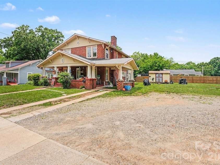 1302 Wilson W Lee Boulevard, Statesville, NC 28677.  MLS# CAR4387292, YatesRealty ID 25871. 