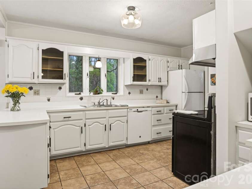 3002 Kanuga Road, Hendersonville, NC 28739.  MLS# CAR4364406, YatesRealty ID 25872. 