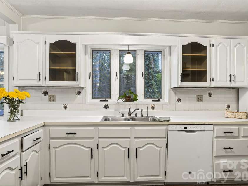 3002 Kanuga Road, Hendersonville, NC 28739.  MLS# CAR4364406, YatesRealty ID 25872. 
