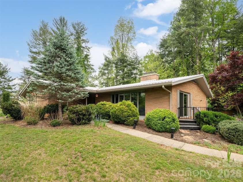 29 Longue Vue Lane, Canton, NC 28716.  MLS# CAR4351338, YatesRealty ID 25874. 